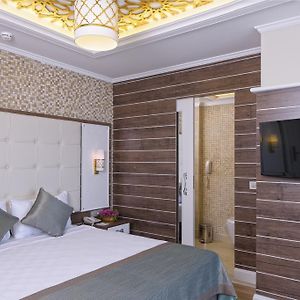 Zimmer mit Kingsize-Bett